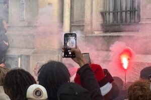 Die Hand eines Schülers wird von einer Polizeigranate weggeschossen, während die Proteste an einer französischen Schule andauern