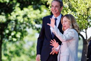 Die Staatsverschuldung der Eurozone steigt auf 88,8 % des BIP, während Italien sich Griechenland nähert