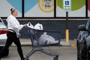 Die US-Inflation steigt auf 3,7 %, da die Treibstoffkosten vor den Zwischenwahlen steigen