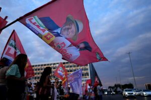 Die USA stellen ihre konsularischen Dienste in Brasilien ein, während Lula und Bolsonaro um die Wahl kämpfen