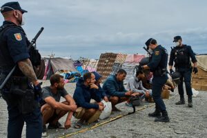 Die spanische Polizei räumt vor dem Besuch des Königs und der Königin Ceutas größtes Flüchtlingslager