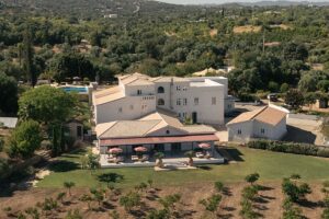 Dieses portugiesische Bauernhaus aus dem 19. Jahrhundert an der Algarve wird in einen Wellness-Retreat umgewandelt