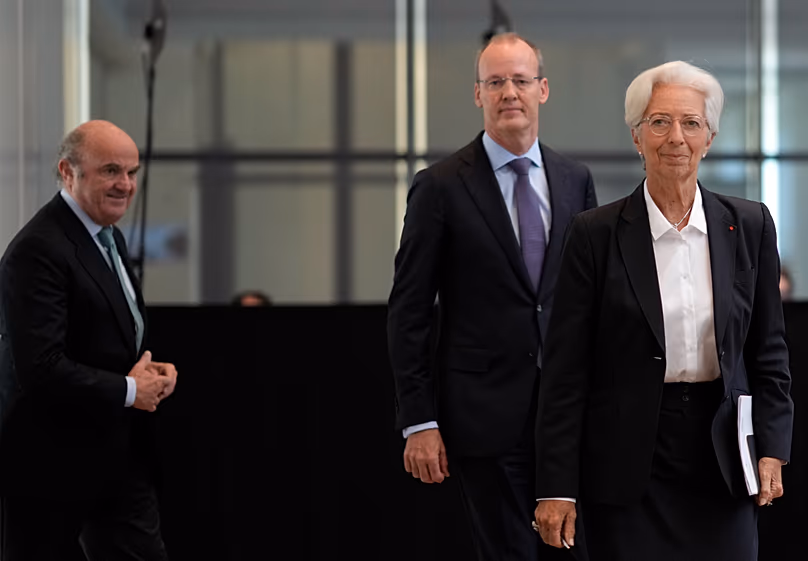 DATEI. EZB-Präsidentin Christine Lagarde, ehemaliger DNB-Präsident Klaas Knot und ehemaliger EZB-Vizepräsident Luis de Guindos bei einer Pressekonferenz in Amsterdam, 9. Juni 2022