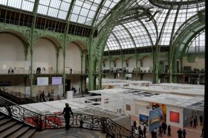 Frankreich: Künstler und Sammler treffen sich trotz Unruhen auf der Art Basel Paris. Die Art Basel Paris bringt internationale Galerien und zeitgenössische Künstler ins Grand Palais. Doch nach gewalttätigen Protesten in der Hauptstadt haben die Organisatoren die Sicherheitsmaßnahmen rund um die prestigeträchtige Kunstmesse verstärkt. 22.10.2026
