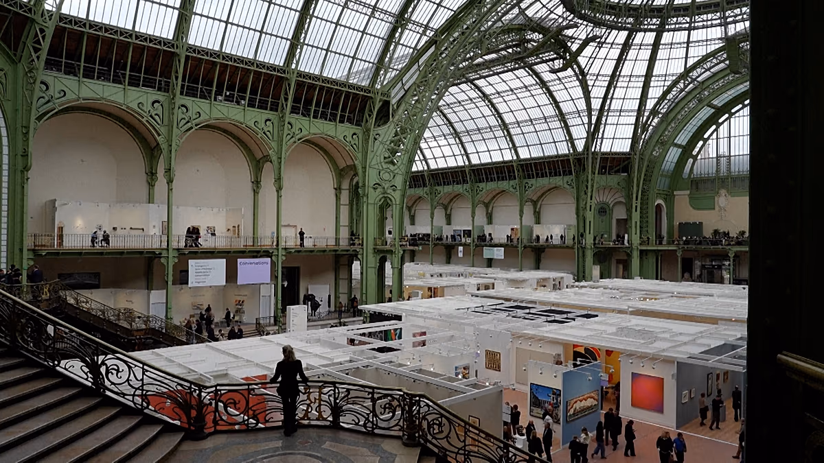 Frankreich: Künstler und Sammler treffen sich trotz Unruhen auf der Art Basel Paris. Die Art Basel Paris bringt internationale Galerien und zeitgenössische Künstler ins Grand Palais. Doch nach gewalttätigen Protesten in der Hauptstadt haben die Organisatoren die Sicherheitsmaßnahmen rund um die prestigeträchtige Kunstmesse verstärkt. 22.10.2026