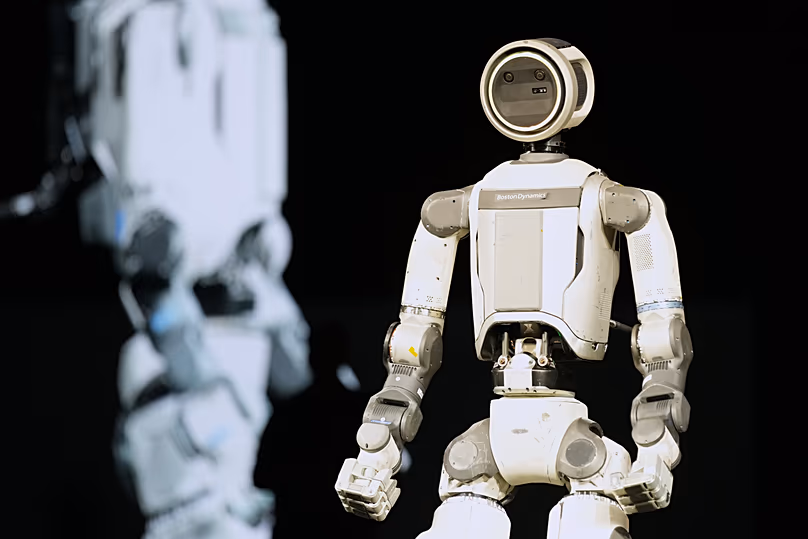 DATEI. Ein Atlas-Roboter steht auf der Bühne während einer Pressekonferenz von Hyundai und Boston Dynamics im Vorfeld der CES-Tech-Show in Las Vegas, 5. Januar 2026