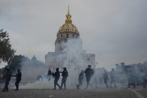 Gewalt in Paris, als Zehntausende an Studentenprotesten in ganz Frankreich teilnehmen