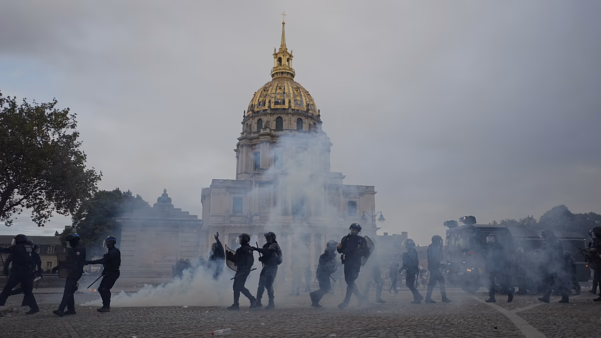 Gewalt in Paris, als Zehntausende an Studentenprotesten in ganz Frankreich teilnehmen
