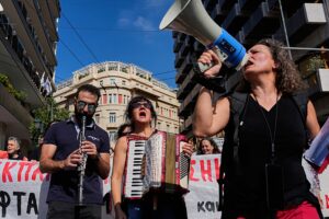 Griechenland: Tausende überschwemmen die Straßen von Athen, um gegen Bildung zu protestieren. Tausende Demonstranten marschierten am Mittwoch, dem 21. Oktober, durch Athen und forderten größere Investitionen in Bildung. Menschenmassen füllten die Straßen der Hauptstadt, schwenkten Transparente, skandierten Parolen und schlugen Trommeln, als sie am griechischen Parlament vorbeikamen. 21.10.2026