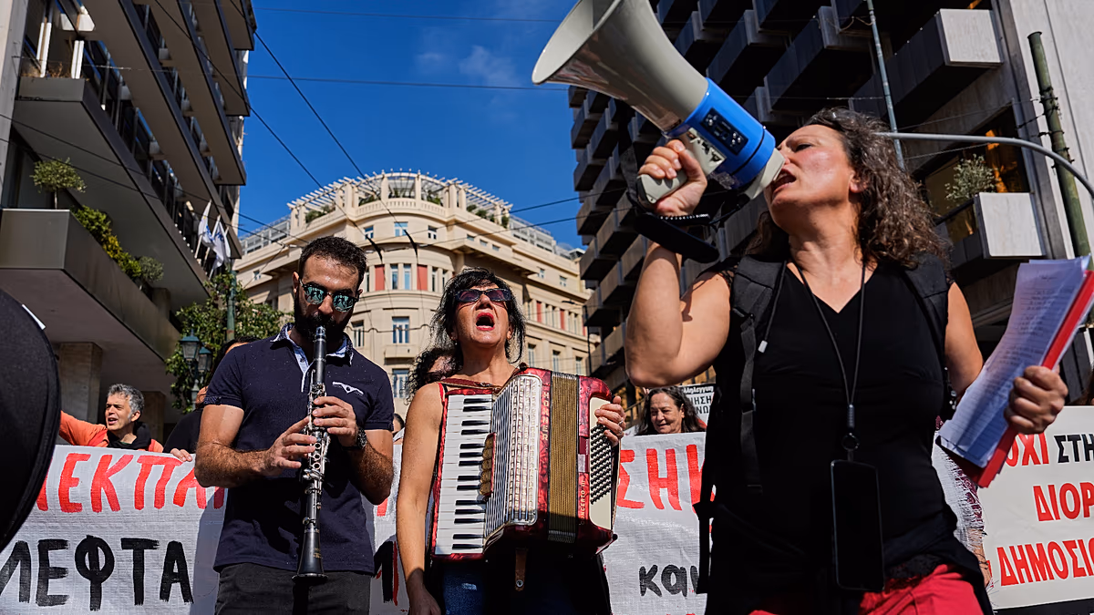 Griechenland: Tausende überschwemmen die Straßen von Athen, um gegen Bildung zu protestieren. Tausende Demonstranten marschierten am Mittwoch, dem 21. Oktober, durch Athen und forderten größere Investitionen in Bildung. Menschenmassen füllten die Straßen der Hauptstadt, schwenkten Transparente, skandierten Parolen und schlugen Trommeln, als sie am griechischen Parlament vorbeikamen. 21.10.2026