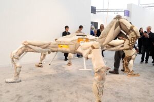 Großbritannien: Frieze London verwischt die Grenzen zwischen Kunst, Spiel und Realität. Besucher der Frieze London in Großbritannien werden selbst Teil der Kunstwerke, klettern auf eine riesige interaktive Spinne, betreten virtuelle Welten und nehmen an Installationen teil, die Zuschauer zu Teilnehmern machen. 15.10.2026
