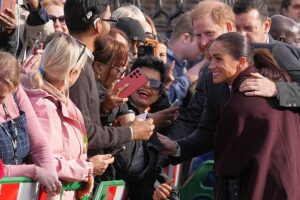 Großbritannien: Sechs Jahre nach dem Austritt der Royals feiern Harry und Meghan ein hochkarätiges Comeback. Prinz Harry und Meghan Markle stehen in Großbritannien wieder im Fokus der Öffentlichkeit. Das Paar begrüßte Menschenmengen, traf Kinder und besuchte Gemeinschaftsprojekte in Nottingham, der Stadt, in der sie nach ihrer Verlobung im Jahr 2017 zum ersten Mal gemeinsam auftraten. 15.10.2026