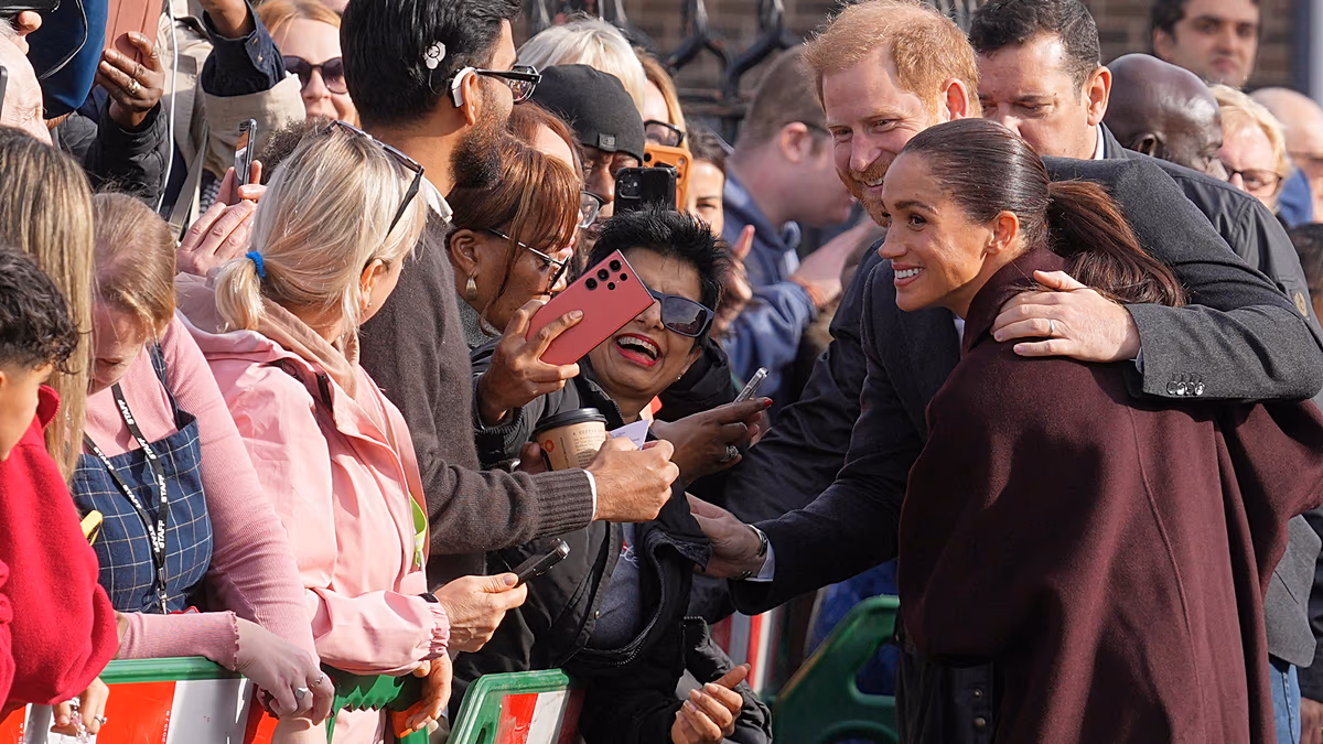 Großbritannien: Sechs Jahre nach dem Austritt der Royals feiern Harry und Meghan ein hochkarätiges Comeback. Prinz Harry und Meghan Markle stehen in Großbritannien wieder im Fokus der Öffentlichkeit. Das Paar begrüßte Menschenmengen, traf Kinder und besuchte Gemeinschaftsprojekte in Nottingham, der Stadt, in der sie nach ihrer Verlobung im Jahr 2017 zum ersten Mal gemeinsam auftraten. 15.10.2026