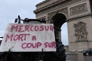 Hunderte Landwirte demonstrieren in Paris gegen das EU-Mercosur-Abkommen und Importängste. Hunderte französische Landwirte fahren mit Traktoren nach Paris, um gegen das EU-Mercosur-Abkommen zu protestieren, warnen vor unlauterem Wettbewerb und fordern stärkere Schutzmaßnahmen. 10.08.2026