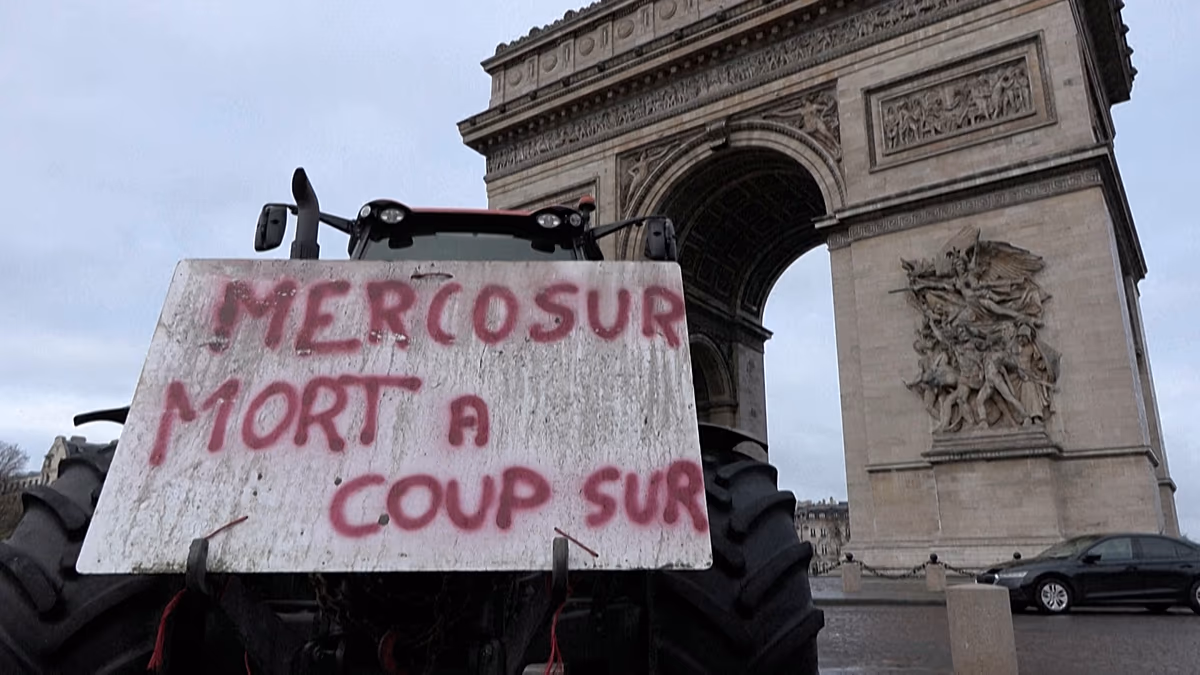 Hunderte Landwirte demonstrieren in Paris gegen das EU-Mercosur-Abkommen und Importängste. Hunderte französische Landwirte fahren mit Traktoren nach Paris, um gegen das EU-Mercosur-Abkommen zu protestieren, warnen vor unlauterem Wettbewerb und fordern stärkere Schutzmaßnahmen. 10.08.2026