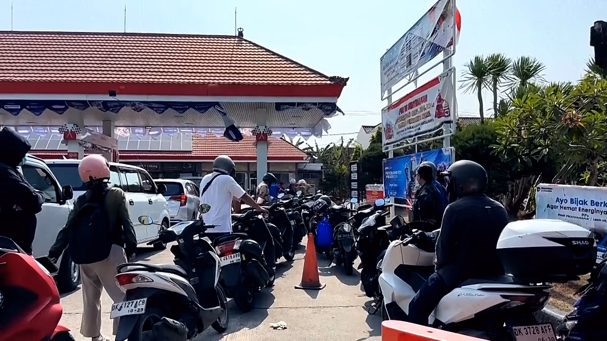 Indonesien: Verzögerungen bei der Kraftstoffversorgung auf Bali führen zu Panikkäufen und stundenlangen Warteschlangen