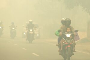 Indonesiens Himmel färbt sich apokalyptisch orange, während Rauch Singapur bedeckt. Ein apokalyptischer orangefarbener Himmel verschlingt Palangkaraya in Indonesien, während Singapurs berühmte Marina Bay Sands fast hinter dichtem Rauch verschwindet. Monatelange Waldbrände haben in ganz Südostasien eine Luftverschmutzungskrise ausgelöst. 15.10.2026