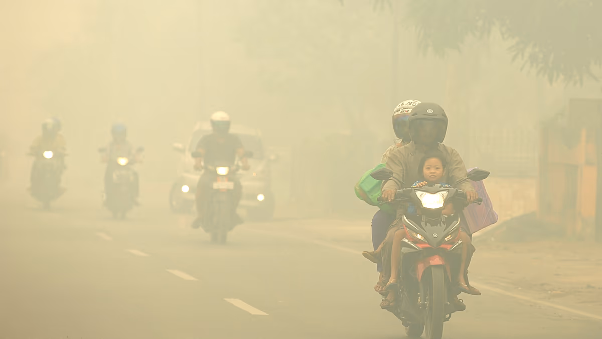 Indonesiens Himmel färbt sich apokalyptisch orange, während Rauch Singapur bedeckt. Ein apokalyptischer orangefarbener Himmel verschlingt Palangkaraya in Indonesien, während Singapurs berühmte Marina Bay Sands fast hinter dichtem Rauch verschwindet. Monatelange Waldbrände haben in ganz Südostasien eine Luftverschmutzungskrise ausgelöst. 15.10.2026