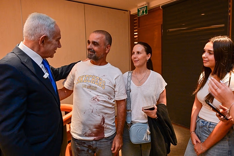 Der israelische Premierminister Benjamin Netanjahu mit Yaniv Hayun, einem Flydubai-Passagier, der dabei half, den Piloten festzuhalten, der am 30. September 2026 auf einem Flug nach Israel seinen Mitpiloten erstochen hatte.