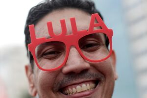 Lula-Anhänger buchstabieren seinen Namen in Rio-Gewässern vor der Stichwahl Brasiliens. Der Brasilianer Lula und Flavio Bolsonaro geraten in einer angespannten Debatte über öffentliche Ausgaben, Korruption und Verbindungen zu den USA aneinander, während Umfragen ein knappes Rennen von 51 zu 49 zeigen. 19.10.2026