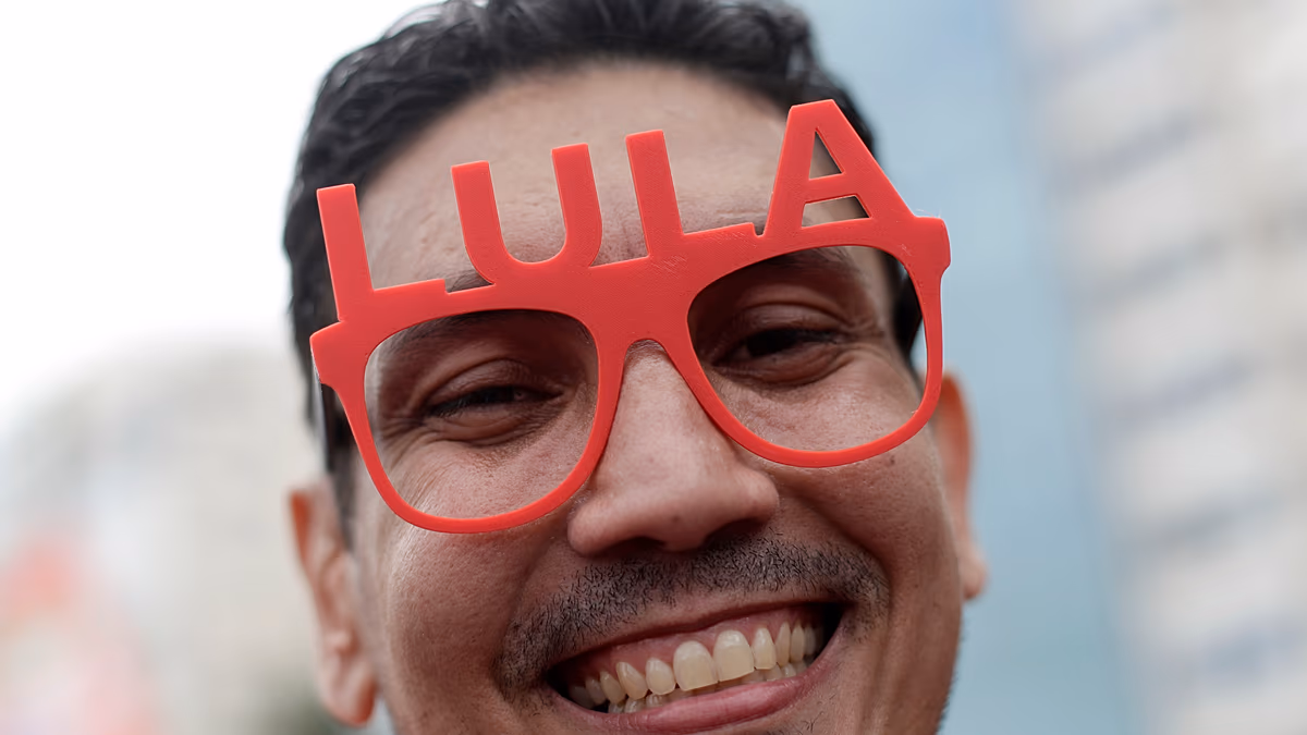 Lula-Anhänger buchstabieren seinen Namen in Rio-Gewässern vor der Stichwahl Brasiliens. Der Brasilianer Lula und Flavio Bolsonaro geraten in einer angespannten Debatte über öffentliche Ausgaben, Korruption und Verbindungen zu den USA aneinander, während Umfragen ein knappes Rennen von 51 zu 49 zeigen. 19.10.2026