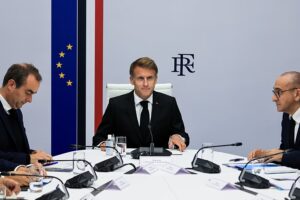 Macron verspricht, diejenigen zur Rechenschaft zu ziehen, die nach Unruhen versucht haben, „die Republik zu stürzen“.