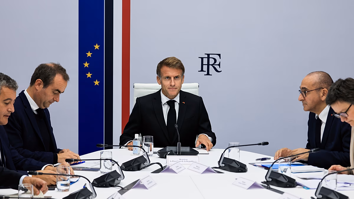 Macron verspricht, diejenigen zur Rechenschaft zu ziehen, die nach Unruhen versucht haben, „die Republik zu stürzen“.