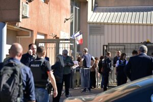 Nach Angaben der Polizei wurden Schulleiter und Lehrer in einer französischen Schule erschossen, als ein 14-jähriger Teenager festgenommen wurde
