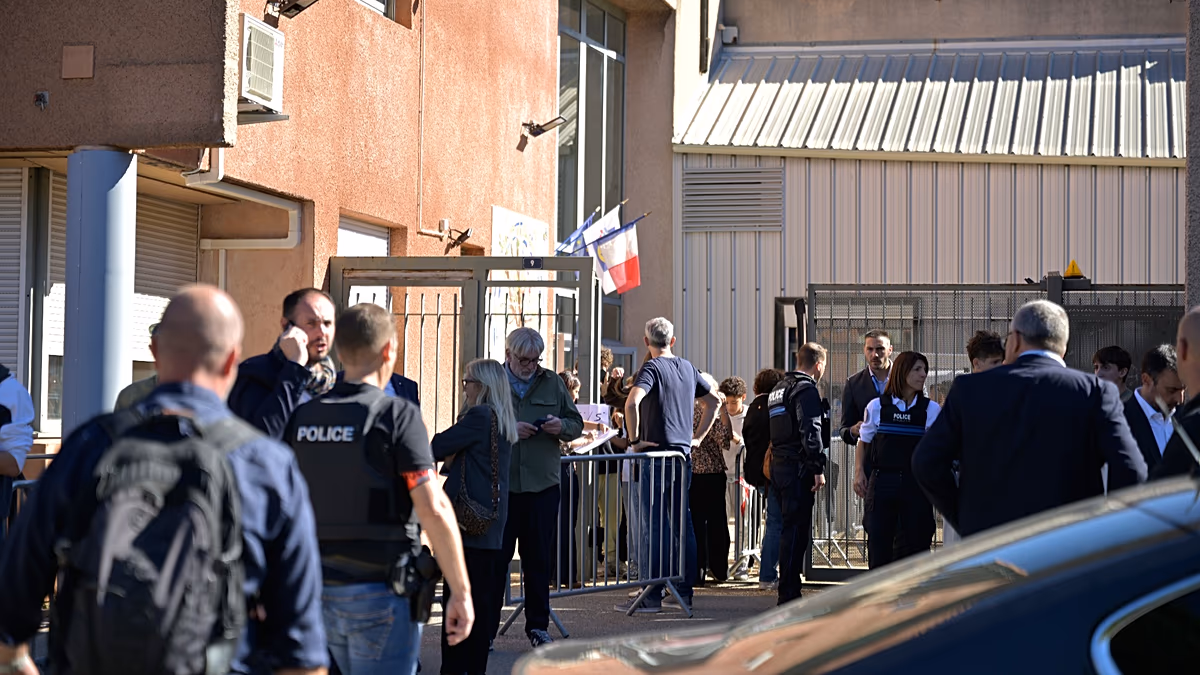 Nach Angaben der Polizei wurden Schulleiter und Lehrer in einer französischen Schule erschossen, als ein 14-jähriger Teenager festgenommen wurde