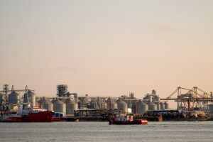 Nach einem Brand auf einem unter der Flagge von San Marino fahrenden Tanker im Schwarzen Meer werden nach Angaben Rumäniens sieben Menschen vermisst