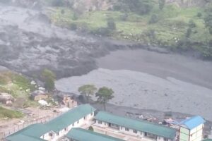 Nepal ordnet Evakuierungen an, nachdem ein Erdrutsch eine Sturzflut in Budhi Gandaki auslöste. Nepals Behörden befahlen den Bewohnern entlang des Flusses Budhi Gandaki am Sonntag, dem 11. Oktober, die Evakuierung, nachdem eine plötzliche Sturzflut Häuser und andere Gebäude in der bergigen Nord-Zentralregion des Landes weggeschwemmt hatte. 10.11.2026