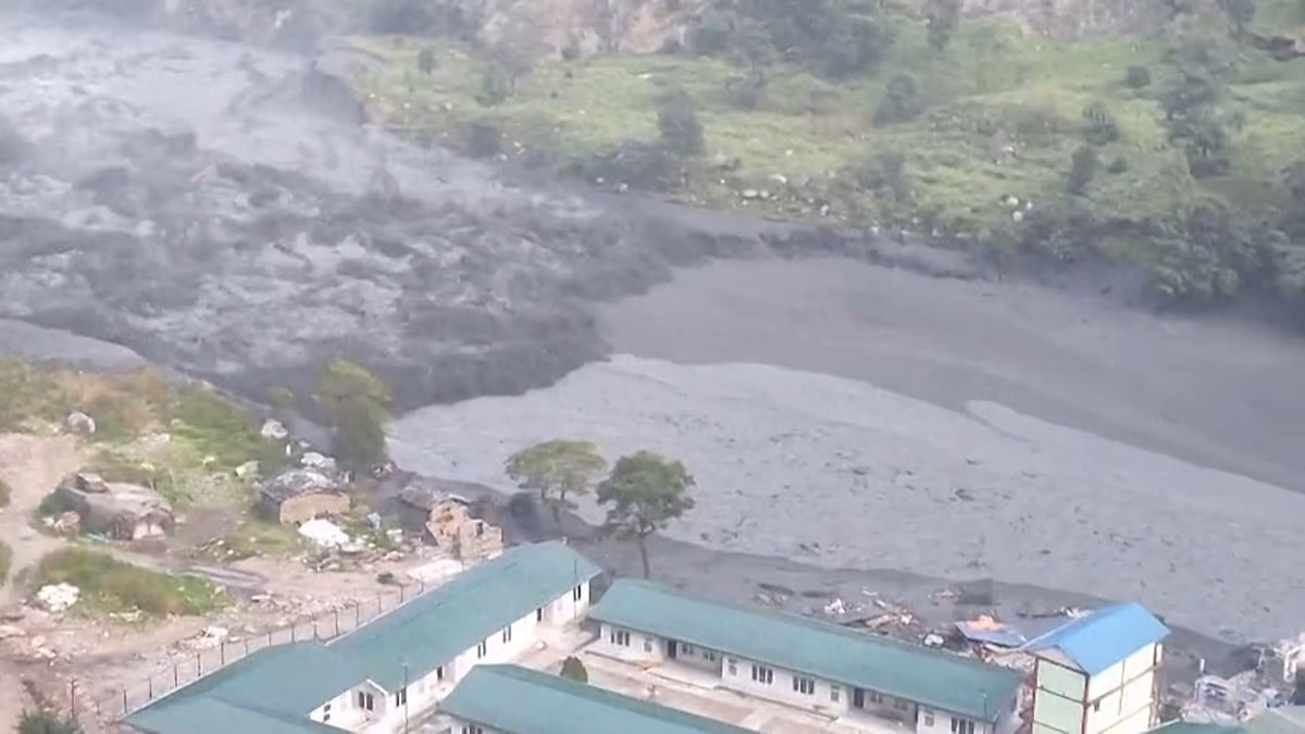 Nepal ordnet Evakuierungen an, nachdem ein Erdrutsch eine Sturzflut in Budhi Gandaki auslöste. Nepals Behörden befahlen den Bewohnern entlang des Flusses Budhi Gandaki am Sonntag, dem 11. Oktober, die Evakuierung, nachdem eine plötzliche Sturzflut Häuser und andere Gebäude in der bergigen Nord-Zentralregion des Landes weggeschwemmt hatte. 10.11.2026