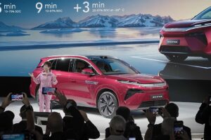 Neue chinesische Marken machen auf der Automobilmesse Mondial de l’Auto in Paris neugierig