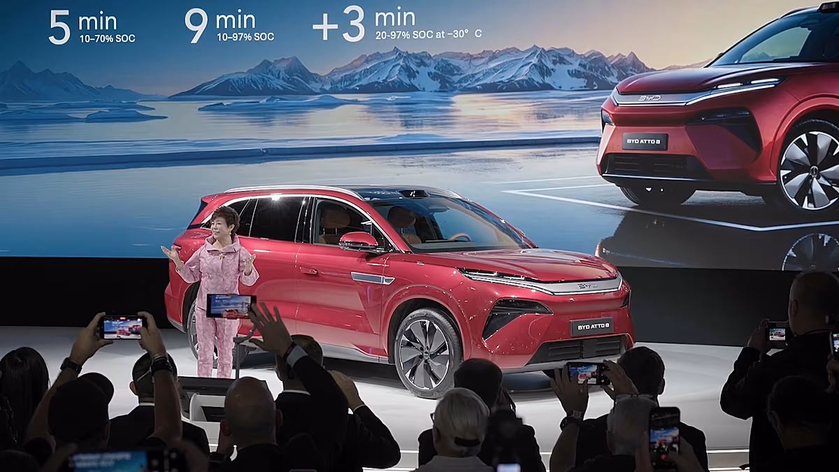 Neue chinesische Marken machen auf der Automobilmesse Mondial de l'Auto in Paris neugierig