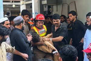 Pakistan: Klassenzimmer bei tödlicher Schulkatastrophe in Schutt und Asche gelegt, mindestens 32 Schüler getötet. Am Donnerstag, 15. Oktober, stürzte in Peshawar im Nordwesten Pakistans ein Schuldach ein, wobei mindestens 32 Schüler und ein Lehrer ums Leben kamen. Beamte sagten, das Dach sei strukturell schwach und durch Bauarbeiten überlastet worden. Der Eigentümer der Schule wurde festgenommen und eine Untersuchung eingeleitet. 15.10.2026