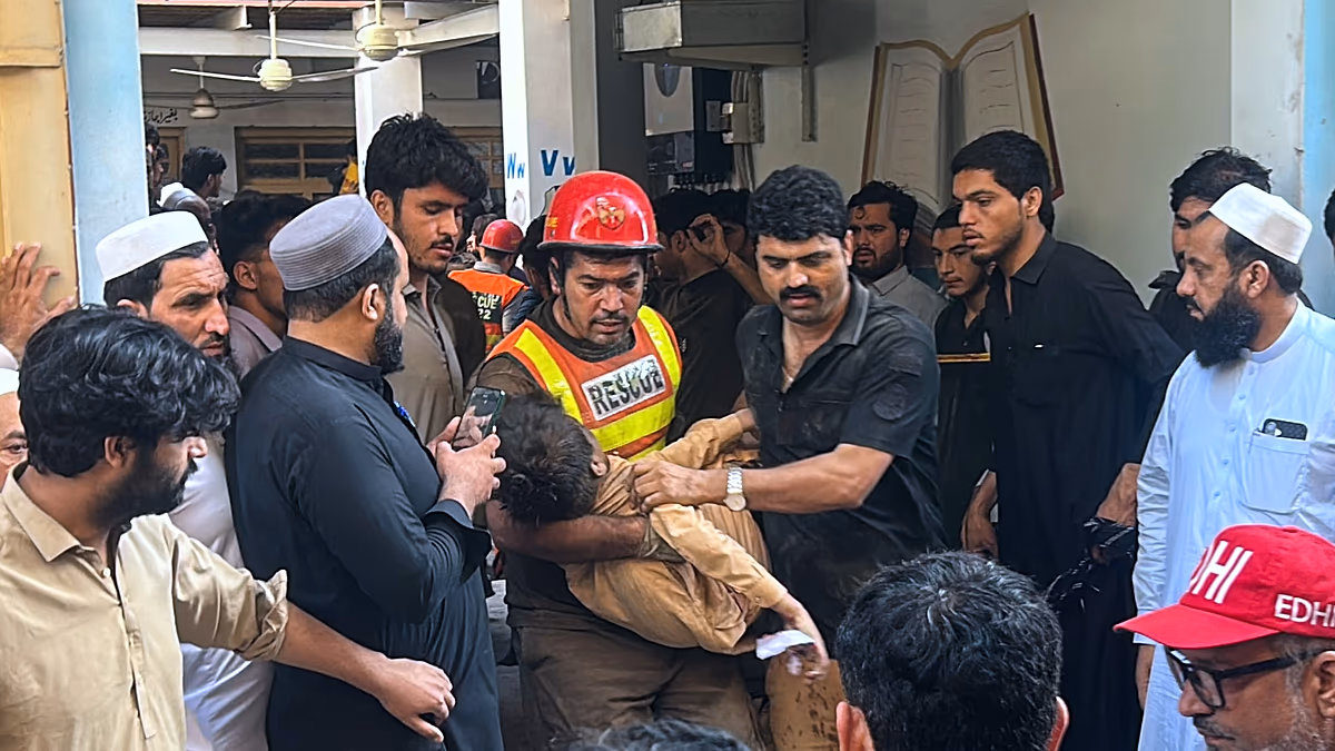 Pakistan: Klassenzimmer bei tödlicher Schulkatastrophe in Schutt und Asche gelegt, mindestens 32 Schüler getötet. Am Donnerstag, 15. Oktober, stürzte in Peshawar im Nordwesten Pakistans ein Schuldach ein, wobei mindestens 32 Schüler und ein Lehrer ums Leben kamen. Beamte sagten, das Dach sei strukturell schwach und durch Bauarbeiten überlastet worden. Der Eigentümer der Schule wurde festgenommen und eine Untersuchung eingeleitet. 15.10.2026