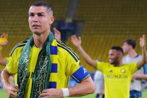 Ronaldo schwenkt Schal mit saudischer Flagge, nachdem Raketenalarm das asiatische Champions-League-Spiel in Riad verzögert