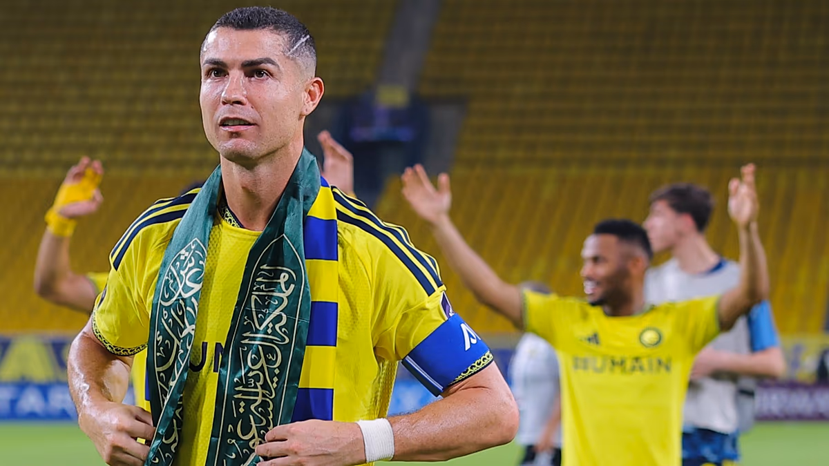 Ronaldo schwenkt Schal mit saudischer Flagge, nachdem Raketenalarm das asiatische Champions-League-Spiel in Riad verzögert
