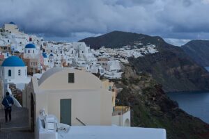 Santorini: Wein, Gastronomie und einzigartige Erlebnisse jenseits der berühmten Sonnenuntergänge