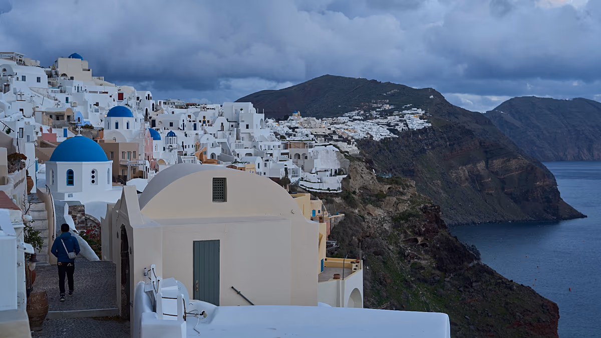 Santorini: Wein, Gastronomie und einzigartige Erlebnisse jenseits der berühmten Sonnenuntergänge