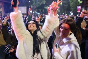 Serbien: Menschenmassen feiern in Belgrad, nachdem Vučić seine Niederlage eingestanden hat