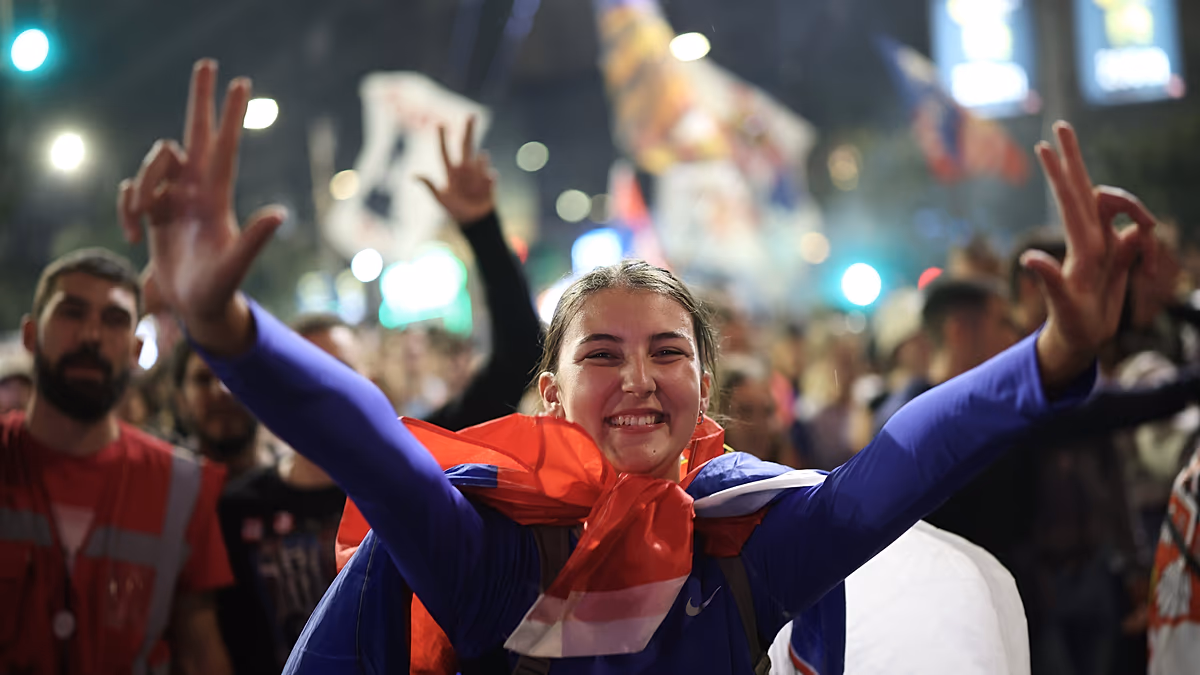 Serbien: Studentendemonstranten überschwemmen Belgrad vor vorgezogenen Wahlen Jubel, Musik und wehende Fahnen begrüßten am Mittwoch Studenten aus ganz Serbien, die in Belgrad ankamen, während sich Tausende vor einer letzten Kundgebung vor den vorgezogenen Parlamentswahlen an diesem Wochenende versammelten. 22.10.2026