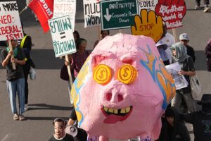 Thailand: Demonstranten in Bangkok verurteilen IWF und Weltbank und warnen vor zerstörerischem Kapitalismus Hunderte von Demonstranten marschierten am Donnerstag, dem 15. Oktober, durch Bangkok, um sich gegen die jährlichen Treffen des Internationalen Währungsfonds und der Weltbank in der thailändischen Hauptstadt zu richten. 15.10.2026