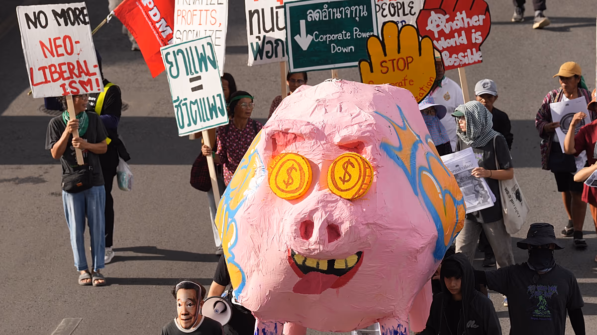 Thailand: Demonstranten in Bangkok verurteilen IWF und Weltbank und warnen vor zerstörerischem Kapitalismus Hunderte von Demonstranten marschierten am Donnerstag, dem 15. Oktober, durch Bangkok, um sich gegen die jährlichen Treffen des Internationalen Währungsfonds und der Weltbank in der thailändischen Hauptstadt zu richten. 15.10.2026