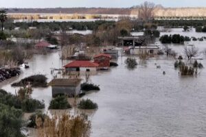 Tödliche Überschwemmungen fegen über Albanien und Montenegro, während Flüsse über die Ufer treten. Von Wasser umgebene Häuser, überflutete Straßen und Ackerland, das unter anschwellenden Flüssen versunken ist. Albanien und Montenegro kämpften am Donnerstag, dem 8. Januar, nach tagelangen sintflutartigen Regenfällen und starkem Schneefall immer noch mit schweren Überschwemmungen. 10.09.2026