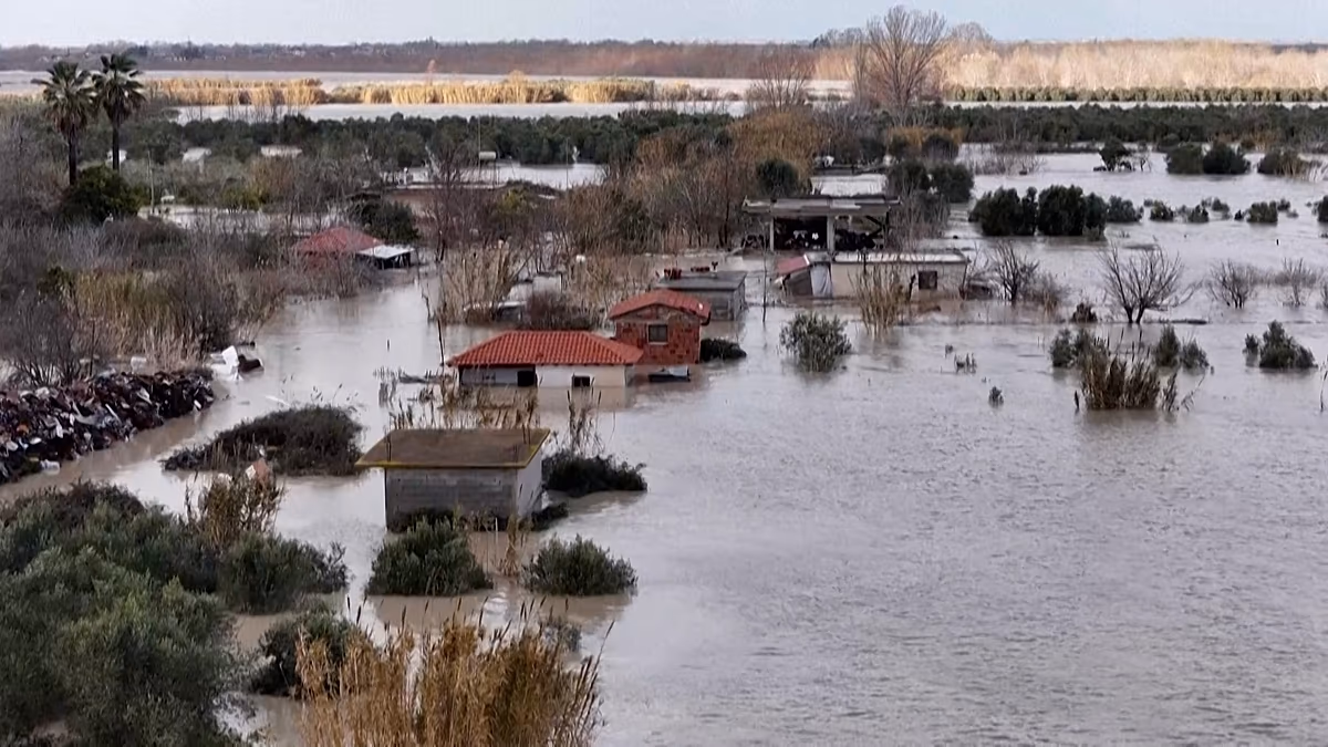 Tödliche Überschwemmungen fegen über Albanien und Montenegro, während Flüsse über die Ufer treten. Von Wasser umgebene Häuser, überflutete Straßen und Ackerland, das unter anschwellenden Flüssen versunken ist. Albanien und Montenegro kämpften am Donnerstag, dem 8. Januar, nach tagelangen sintflutartigen Regenfällen und starkem Schneefall immer noch mit schweren Überschwemmungen. 10.09.2026