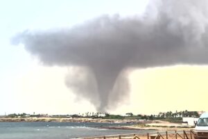 Tornados fegen über Sizilien hinweg und hinterlassen umgestürzte Autos und beschädigte Gebäude. Am 9. Oktober bildete sich vor der Küste von Marsala im Westen Siziliens eine seltene doppelte Wasserhose, bevor sie landeinwärts zog und erhebliche Schäden anrichtete. 10.09.2026