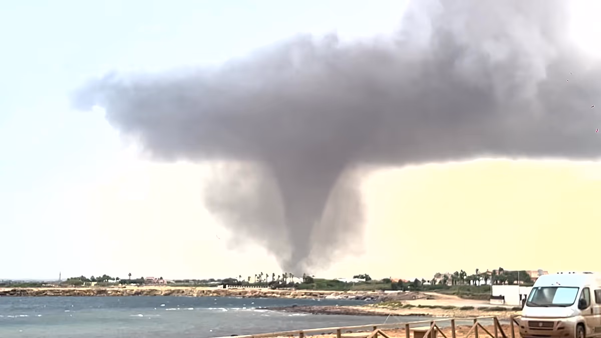 Tornados fegen über Sizilien hinweg und hinterlassen umgestürzte Autos und beschädigte Gebäude. Am 9. Oktober bildete sich vor der Küste von Marsala im Westen Siziliens eine seltene doppelte Wasserhose, bevor sie landeinwärts zog und erhebliche Schäden anrichtete. 10.09.2026