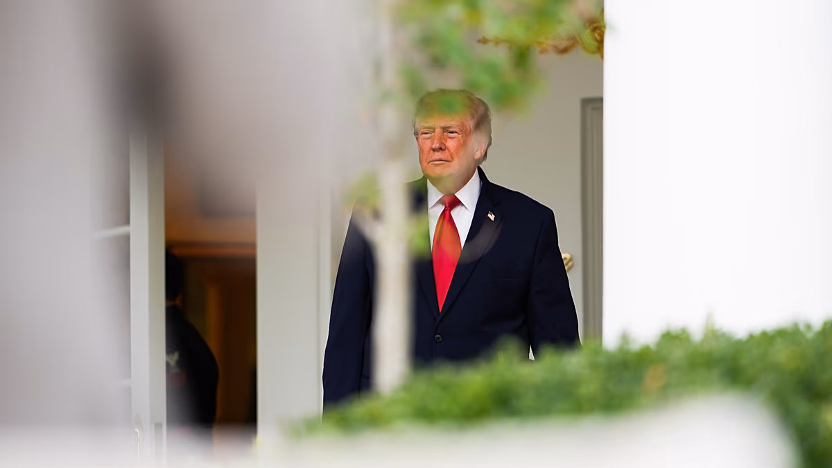 Trump verteidigt Putins Diesel-Deal: „Ich bin ein Dealmaker“ US-Präsident Donald Trump verteidigte seinen Ansatz gegenüber dem russischen Präsidenten Wladimir Putin und sagte, dass Verhandlungen das Abschließen von Deals und nicht das Aushandeln von Beleidigungen erfordern. 15.10.2026