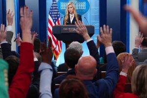 Trumps neuer Pressesprecher verlässt das Land nach weniger als einer Woche nach Kontroversen